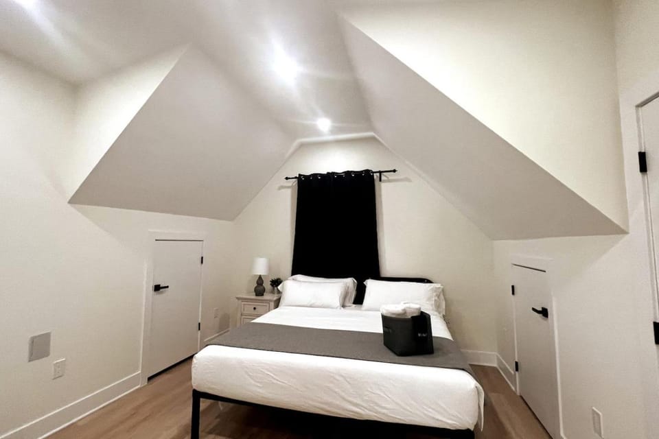 35 Owners Penthouse - 1 King Bed, Private Bathroom - Nonsmoking Bed and Breakfast in Arlington
