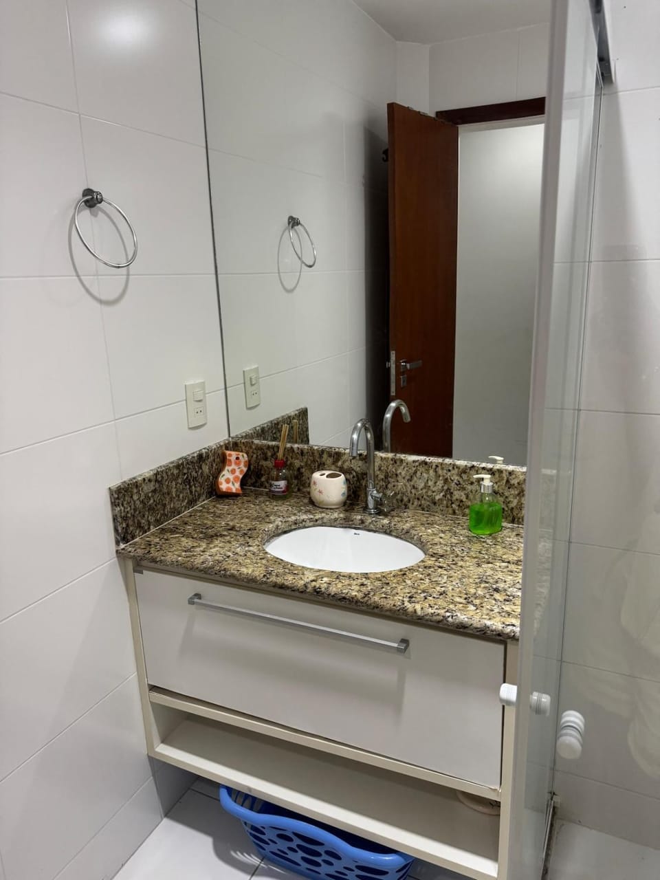 Apartamento na Praia do Morro com 2 vagas de garagem Apartment in Guarapari