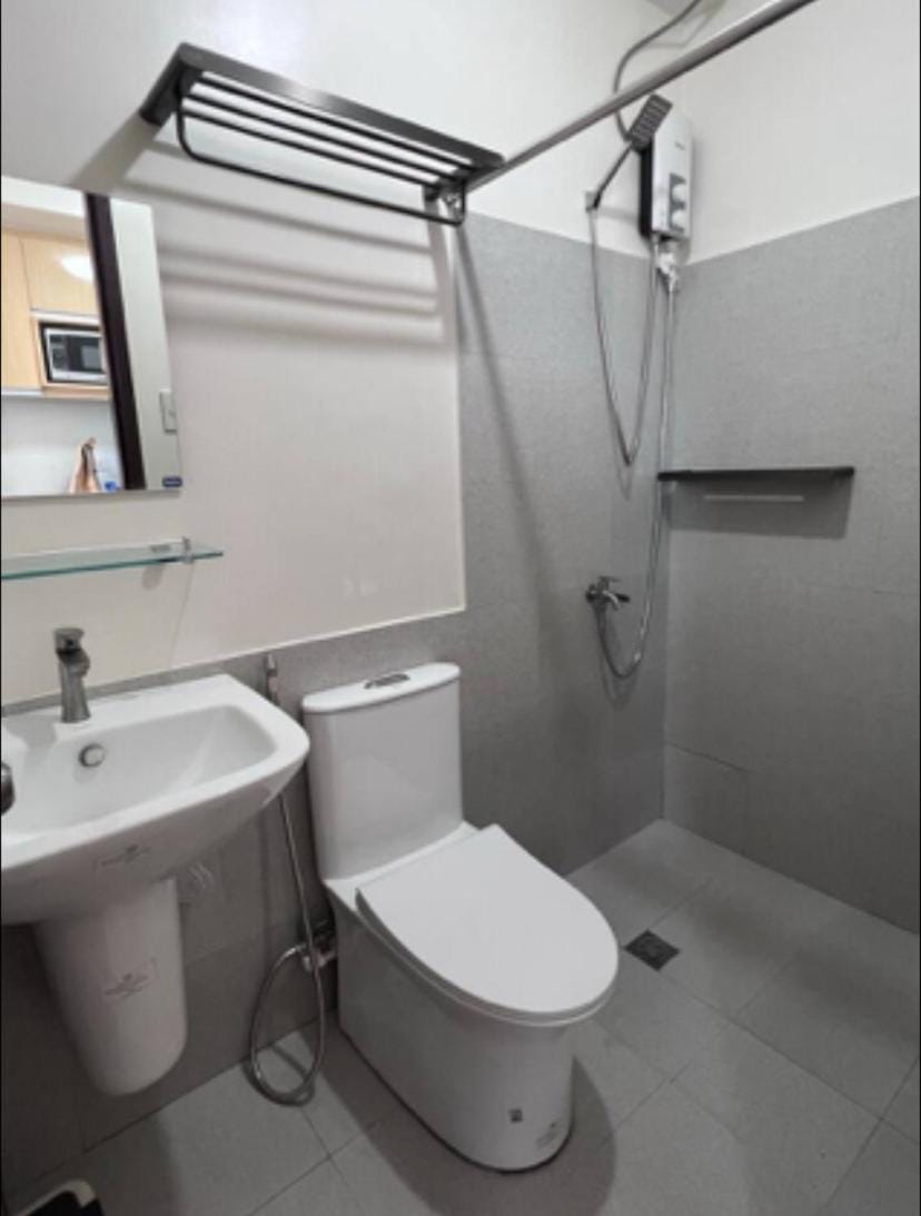Shower, Toilet, Bathroom, bidet, towels