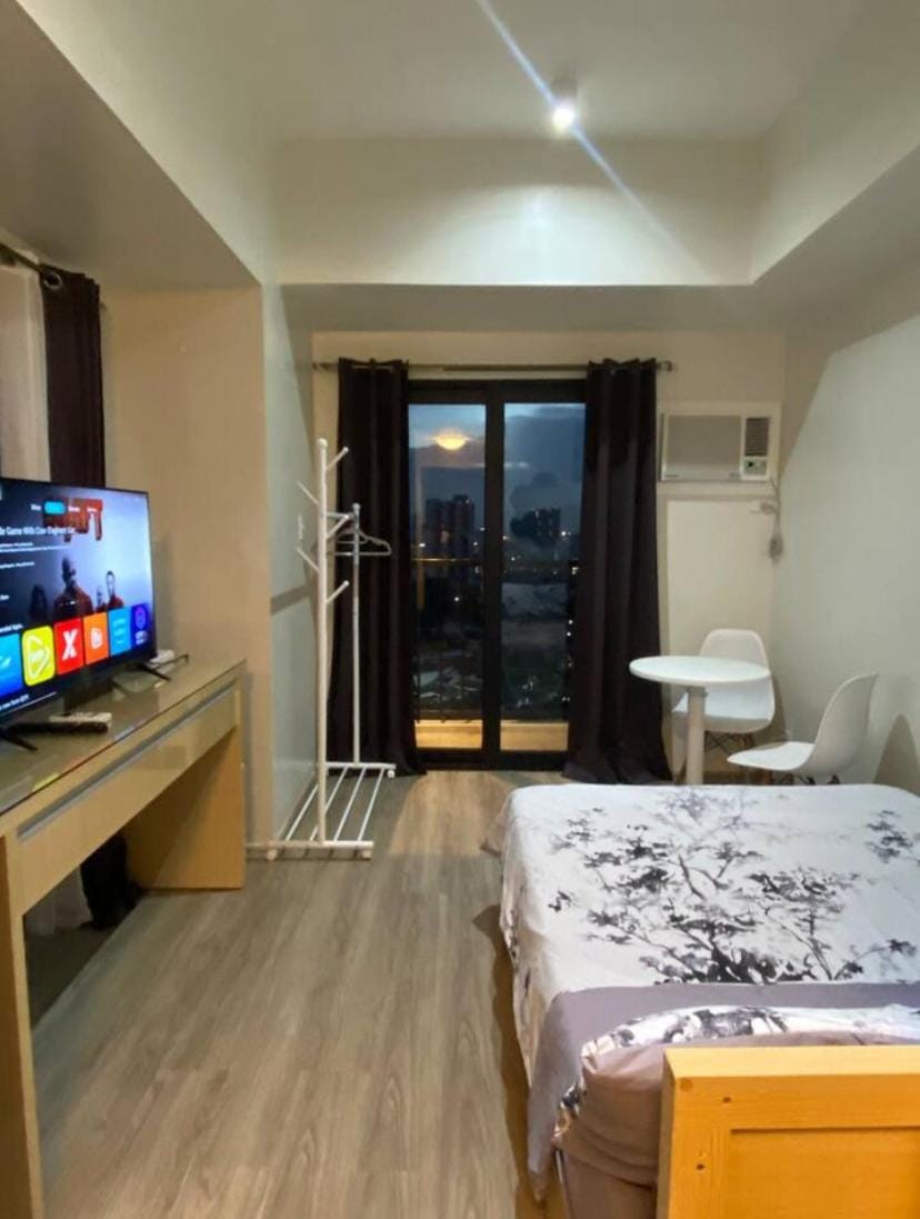 Communal lounge/ TV room, Bed, TV and multimedia, Living room, Photo of the whole room, Seating area, Evening entertainment, Bedroom