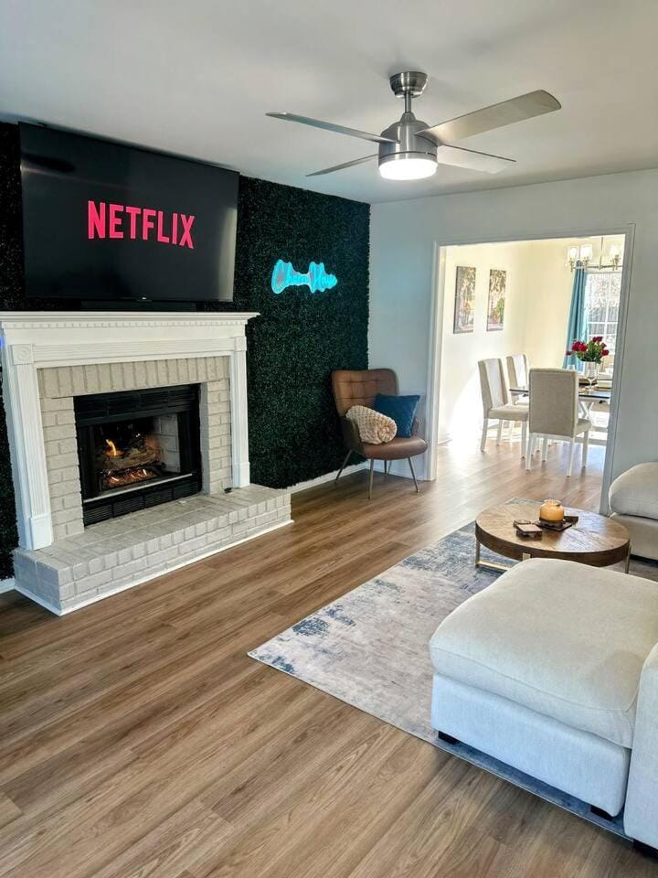TV and multimedia, Living room, Seating area, fireplace