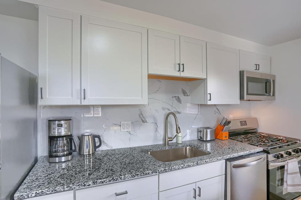 Spacious and Modern Three Bedroom Apartment in Pittsburgh with Parking Apartment in Pittsburgh