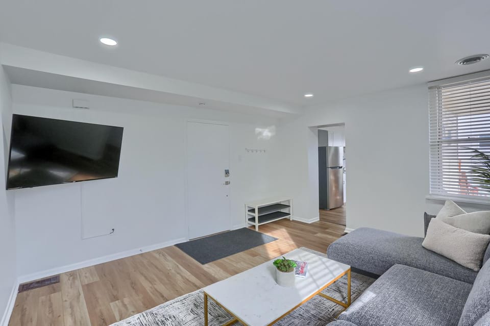 Spacious and Modern Three Bedroom Apartment in Pittsburgh with Parking Apartment in Pittsburgh
