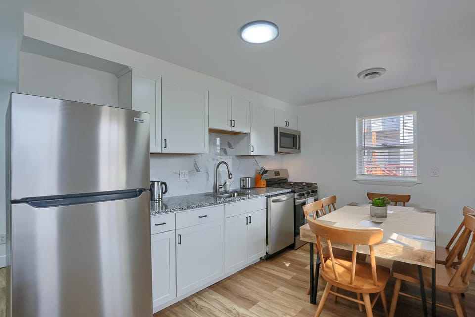 Spacious and Modern Three Bedroom Apartment in Pittsburgh with Parking Apartment in Pittsburgh