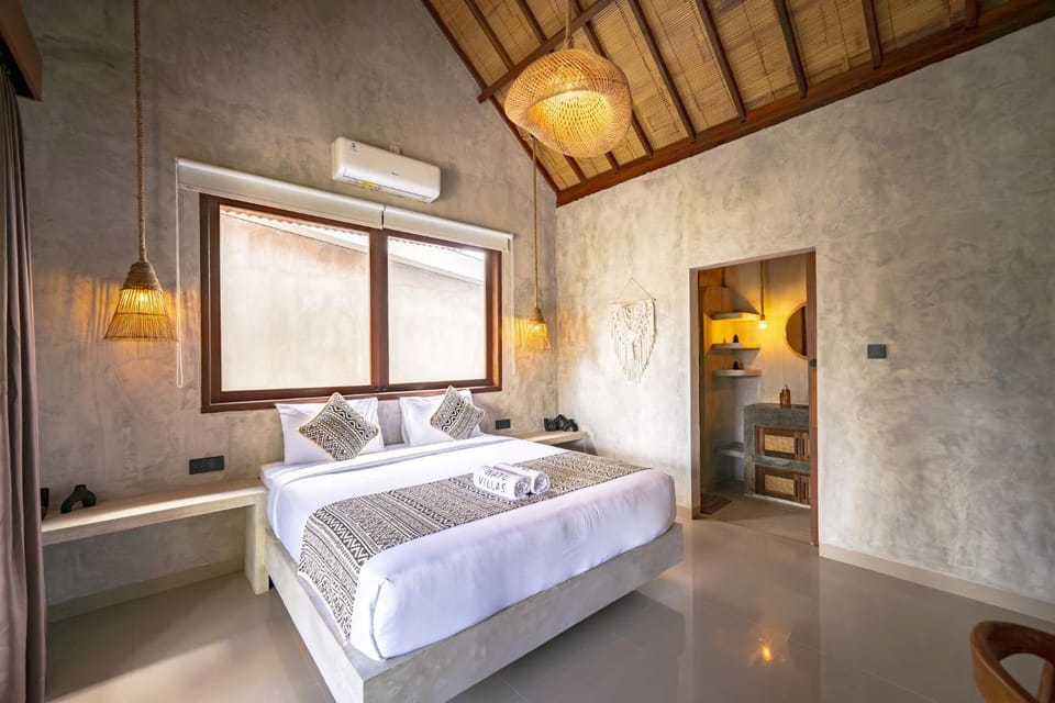 Bed, Bedroom, towels, air conditioner