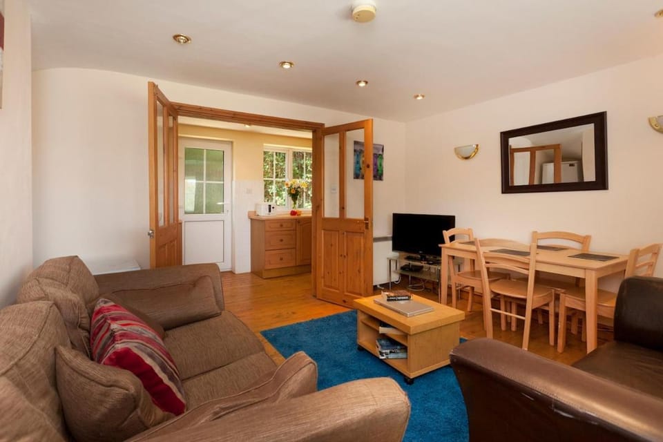 7 Minutes to City Centre - Contractors Accommodation - Your own 2 Houses connected to each other with 5 Double Bedrooms in Quiet Private Road - 7 Beds, 2 Kitchens, 2 Lounges, 3 Bathrooms, Free Private Parking Cars & Vans - FLASH SALE House in Nottingham