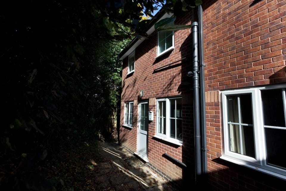 7 Minutes to City Centre - Contractors Accommodation - Your own 2 Houses connected to each other with 5 Double Bedrooms in Quiet Private Road - 7 Beds, 2 Kitchens, 2 Lounges, 3 Bathrooms, Free Private Parking Cars & Vans - FLASH SALE House in Nottingham