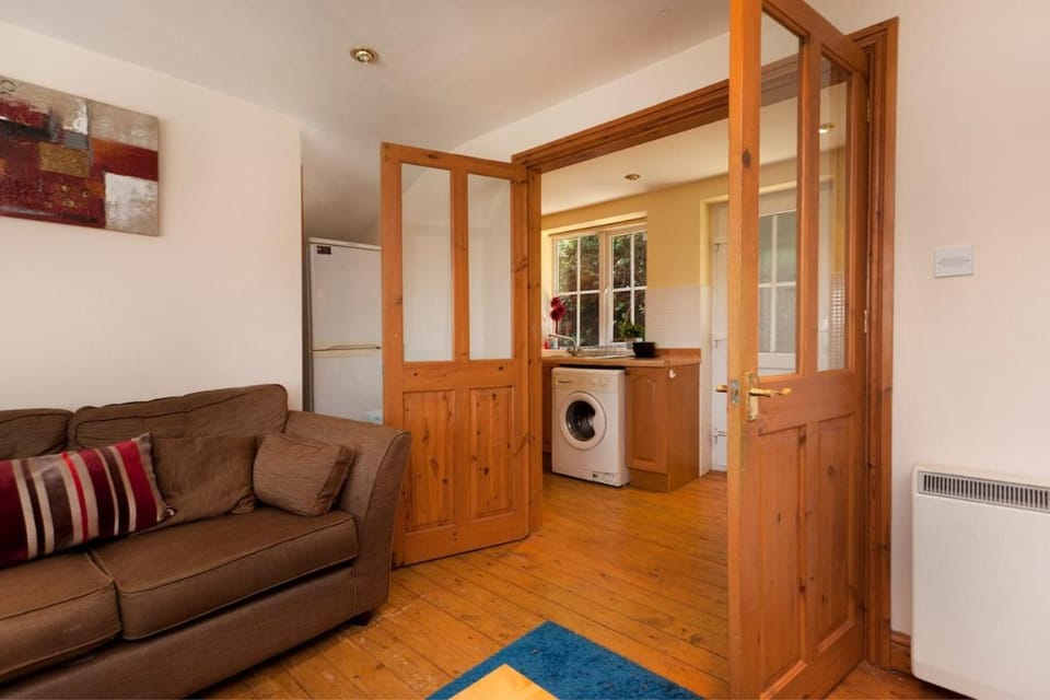 7 Minutes to City Centre - Contractors Accommodation - Your own 2 Houses connected to each other with 5 Double Bedrooms in Quiet Private Road - 7 Beds, 2 Kitchens, 2 Lounges, 3 Bathrooms, Free Private Parking Cars & Vans - FLASH SALE House in Nottingham