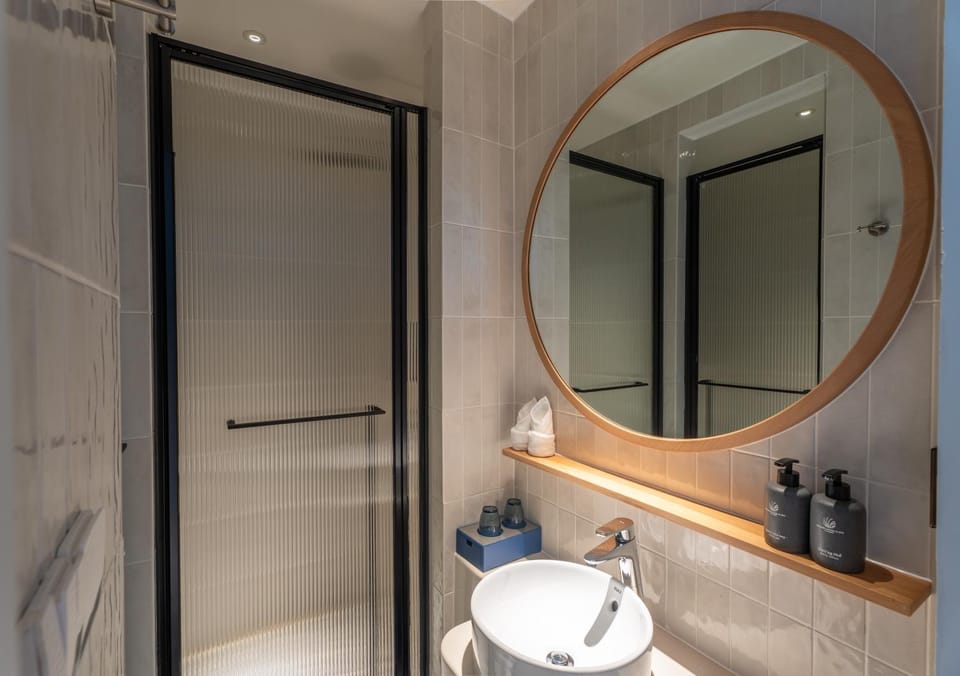 Shower, Toilet