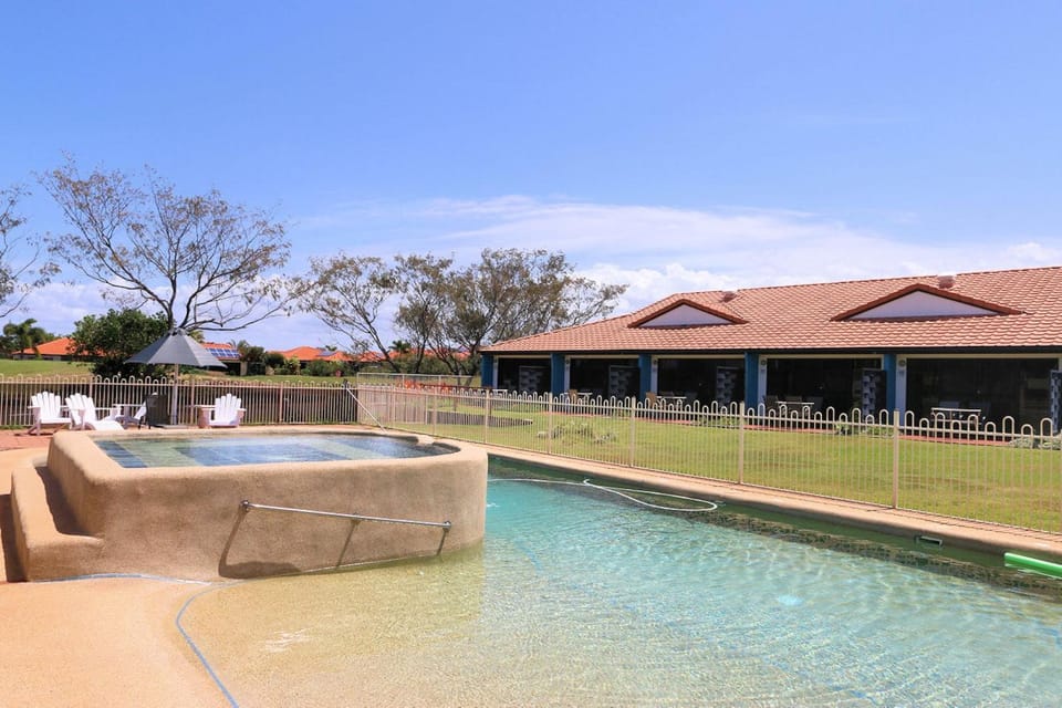 Ocean Fairways Getaway - Beachfront Townhouse House in Elliott Heads