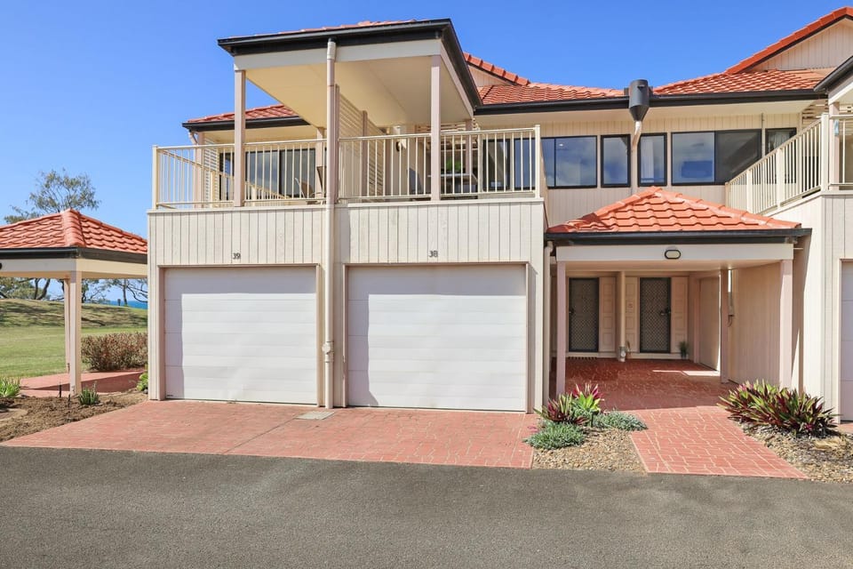 Ocean Fairways Getaway - Beachfront Townhouse House in Elliott Heads