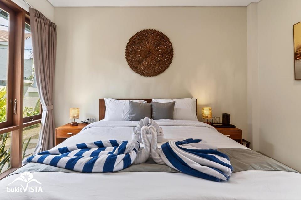 Bed, Bedroom, towels