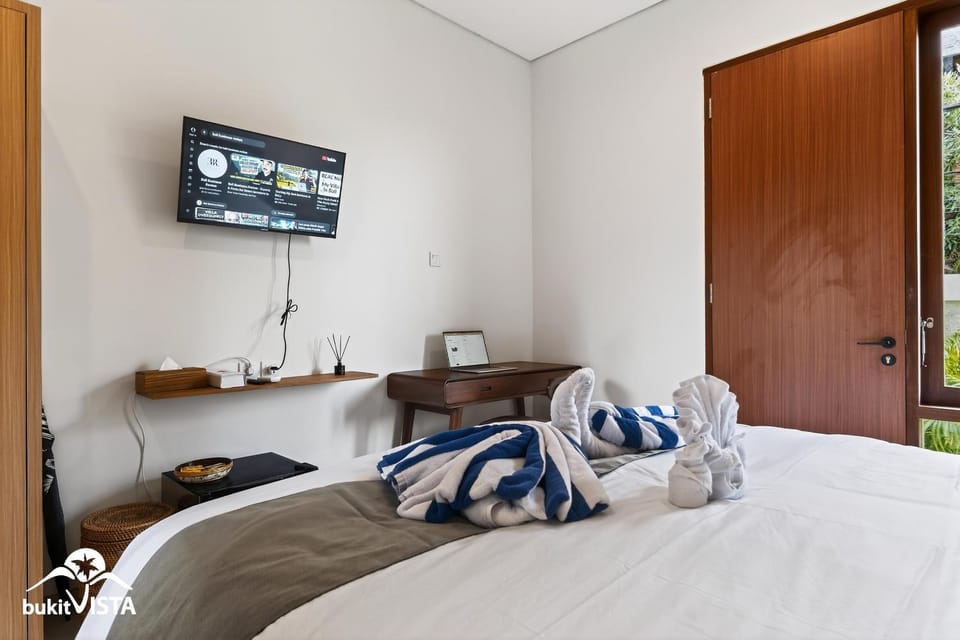 Bed, TV and multimedia, Bedroom, towels