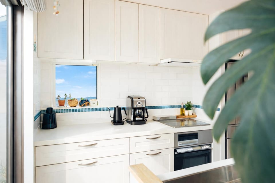 Coffee/tea facilities, Kitchen or kitchenette, stove