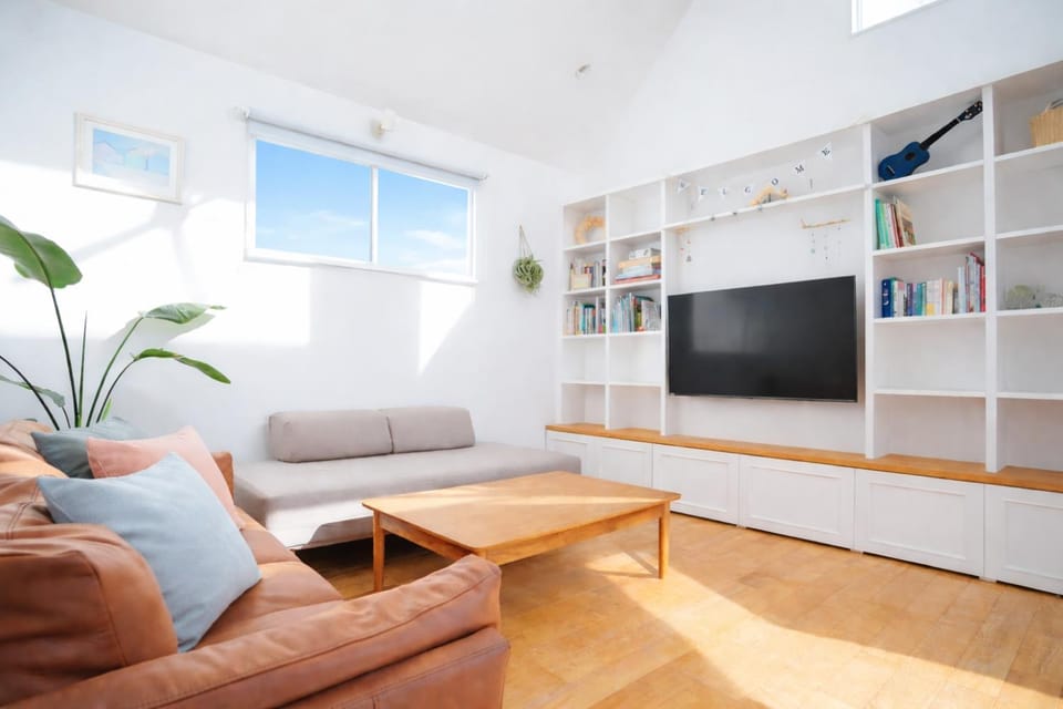 Food and drinks, Seating area, Dining area