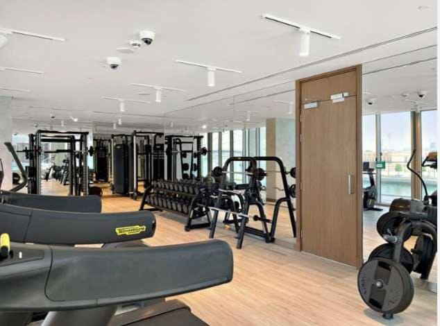 Free housekeeping visits during your stay - StayShort - Waterfront Living with a Spacious Layout Sleeps 5 Apartment in Dubai