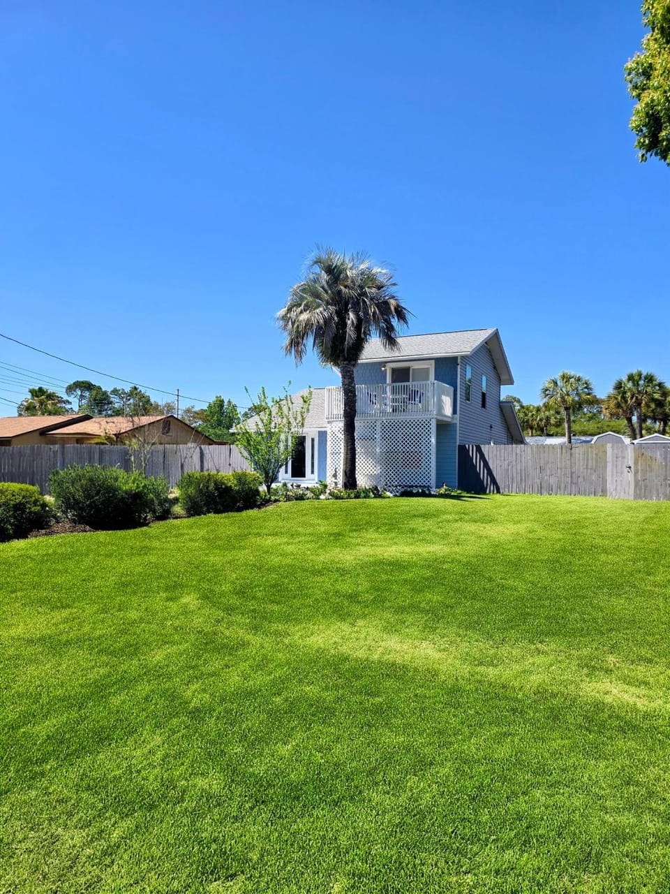 5 Mins from beach and has pool, hot tub, games, pet friendly House in Lower Grand Lagoon