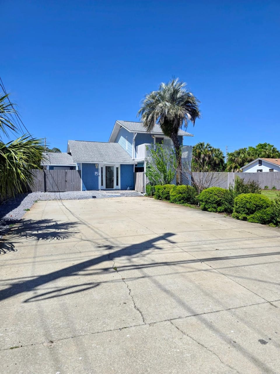 5 Mins from beach and has pool, hot tub, games, pet friendly House in Lower Grand Lagoon