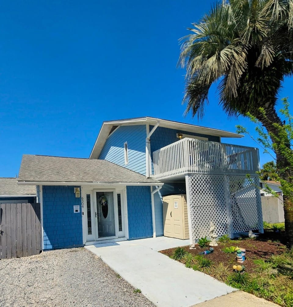 5 Mins from beach and has pool, hot tub, games, pet friendly House in Lower Grand Lagoon