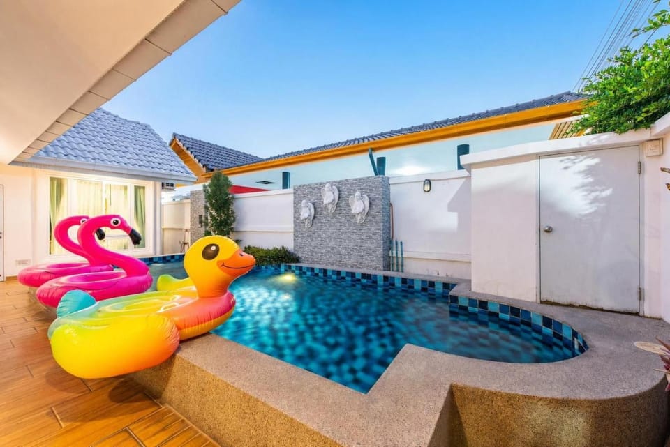 Patio, Day, Evening entertainment, Pool view, Swimming pool, sunbed