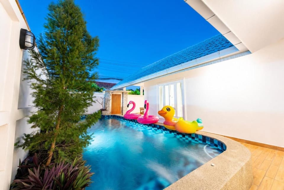 Day, Natural landscape, Evening entertainment, Pool view, Swimming pool, sunbed