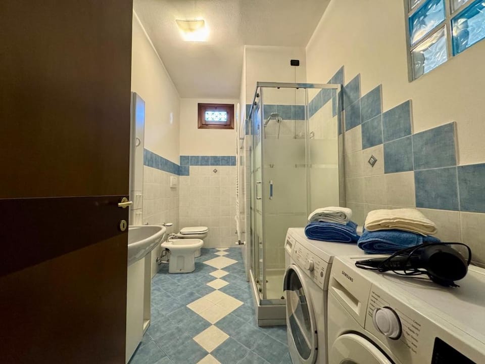 Toilet, Bathroom, towels, washing machine, dryer