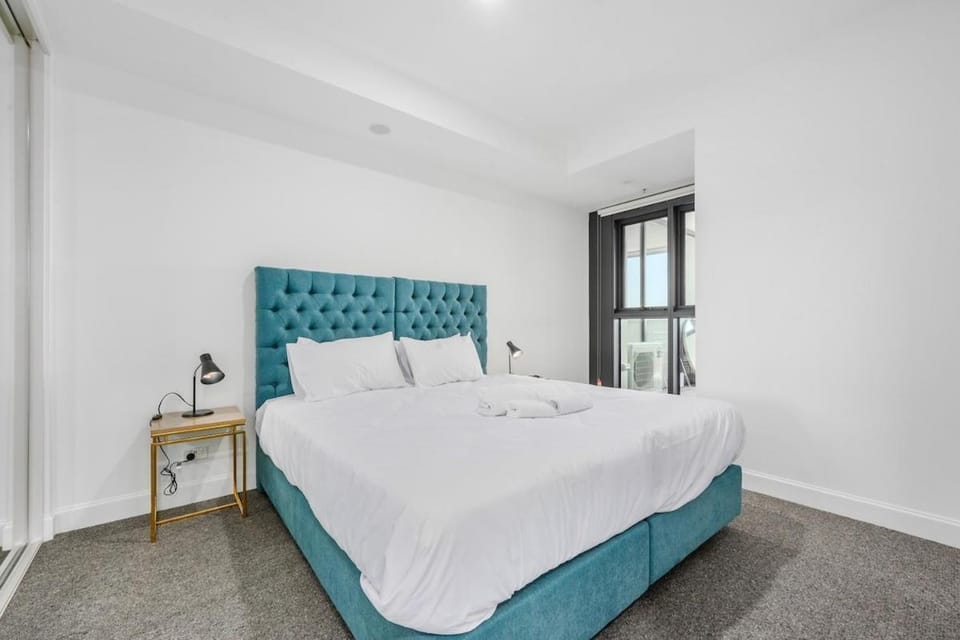 City Heart 1-Bedroom Steps from Lake with Parking Apartment in Canberra