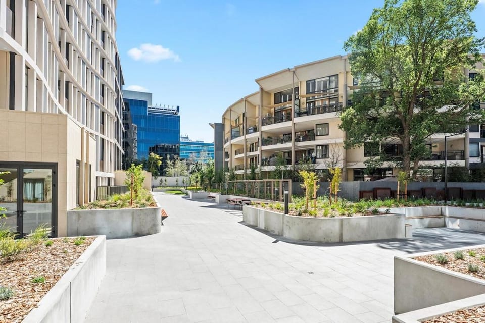 City Heart 1-Bedroom Steps from Lake with Parking Apartment in Canberra