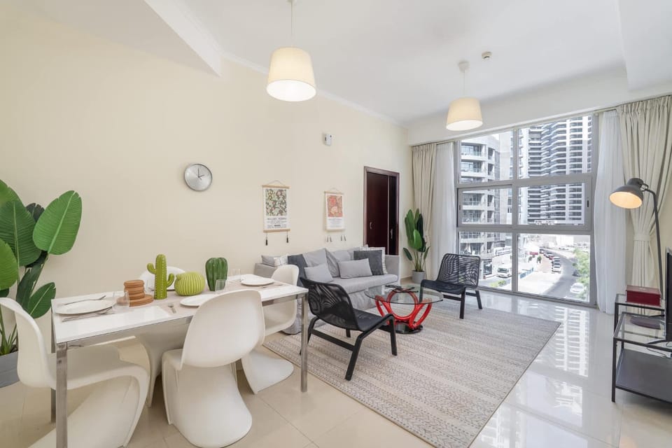 Free housekeeping visits during your stay - StayShort - Modern & Grand 1BR Apartment by Marina Walk Apartment in Dubai