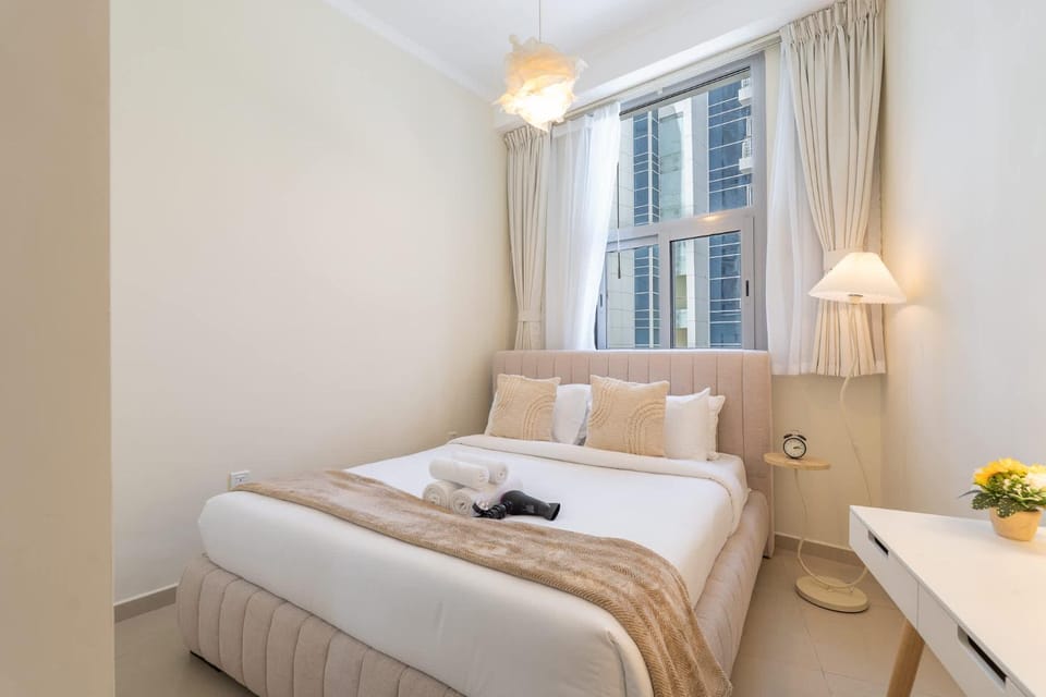 Free housekeeping visits during your stay - StayShort - Modern & Grand 1BR Apartment by Marina Walk Apartment in Dubai