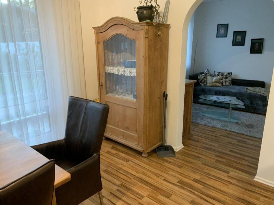 Photo of the whole room, Dining area