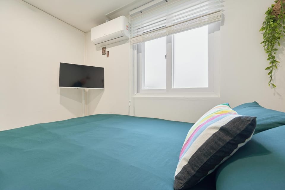 Bed, TV and multimedia, Photo of the whole room, Bedroom, air conditioner