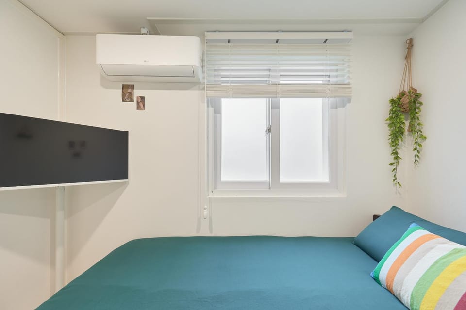 Bed, TV and multimedia, Photo of the whole room, Bedroom, air conditioner