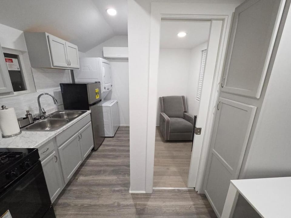 Extraordinary Tiny House, Beautiful neighborhood Apartment in Cypress