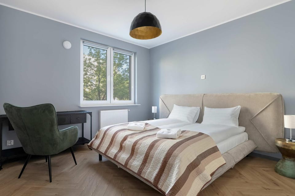 Bed, Living room, Photo of the whole room, Seating area, Bedroom