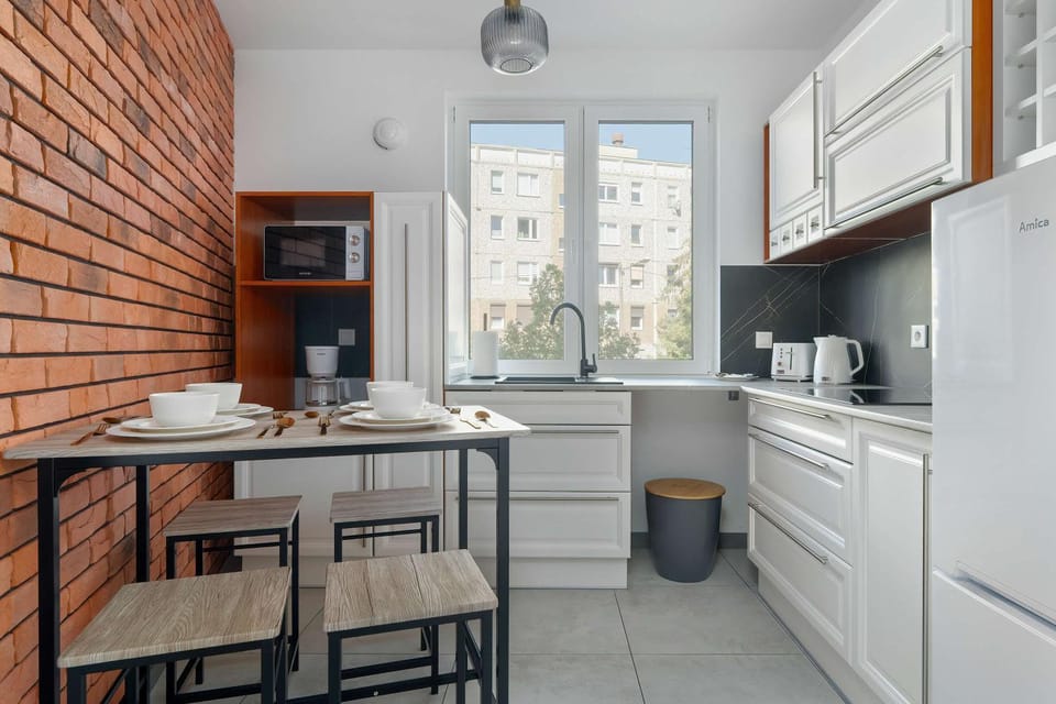 Coffee/tea facilities, Kitchen or kitchenette, stove