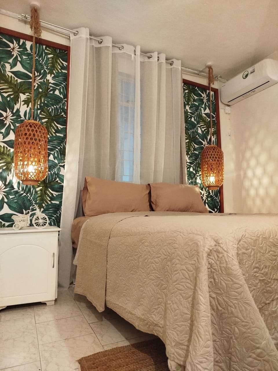 Photo of the whole room, Bedroom, air conditioner