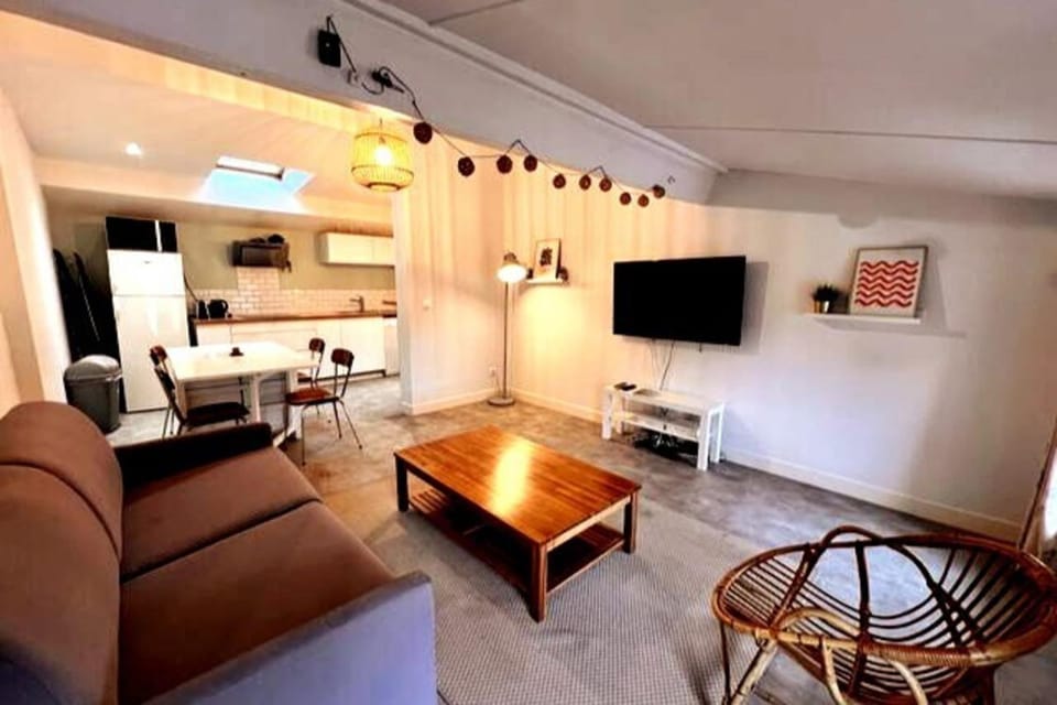 TV and multimedia, Seating area, Dining area, stove