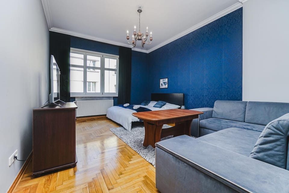 Bed, TV and multimedia, Living room, Seating area