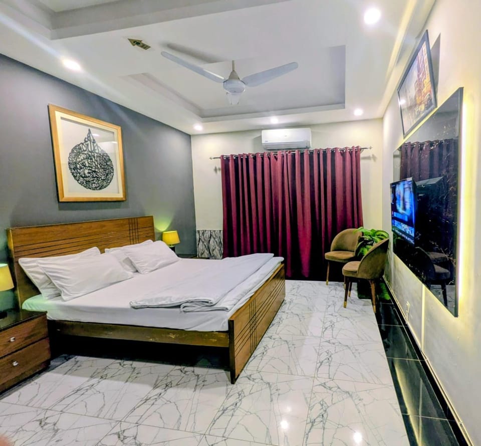 TV and multimedia, Photo of the whole room, Bedroom