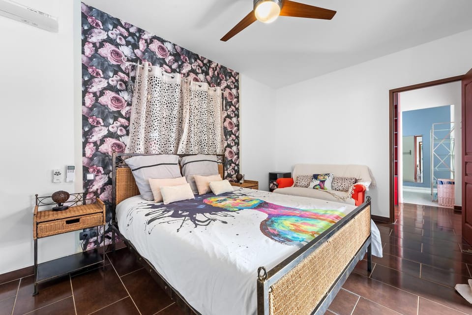 Photo of the whole room, Bedroom, towels