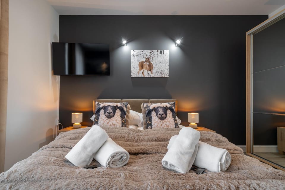 Bed, TV and multimedia, Bedroom, towels