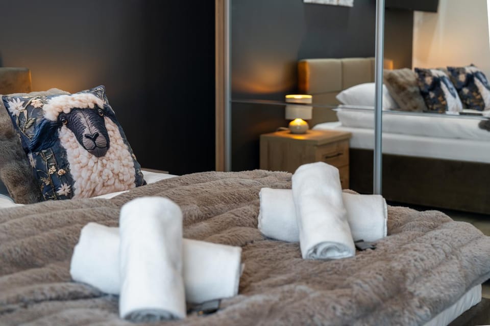 Bed, Bedroom, towels