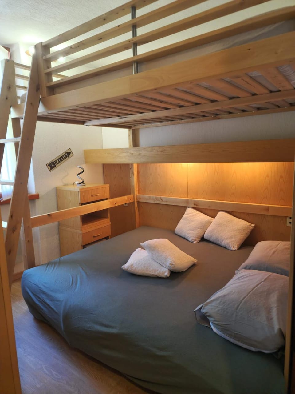 Bedroom, bunk bed