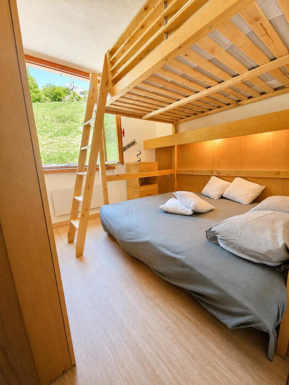 Bed, Photo of the whole room, Bedroom, bunk bed
