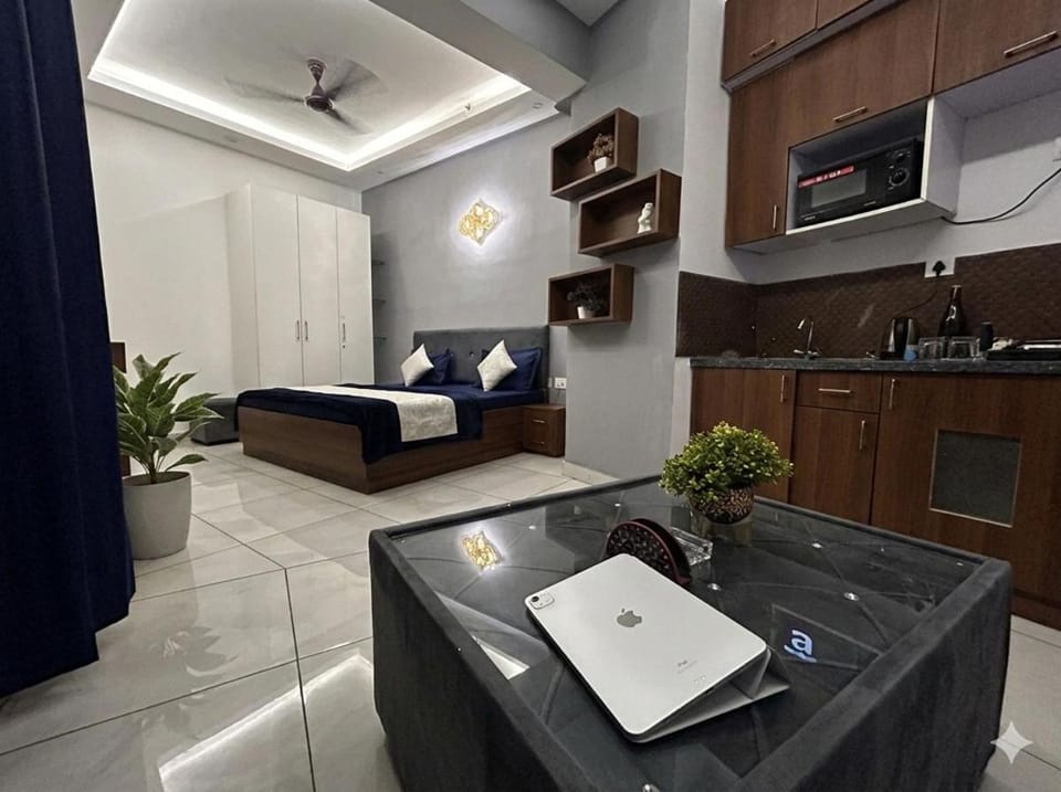Velvet Wines Studio -Blue Smoke Apartment in Noida