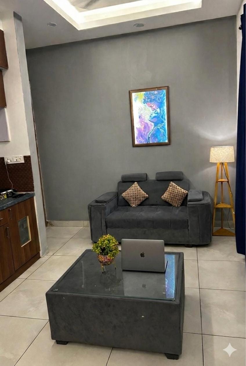 Velvet Wines Studio -Blue Smoke Apartment in Noida