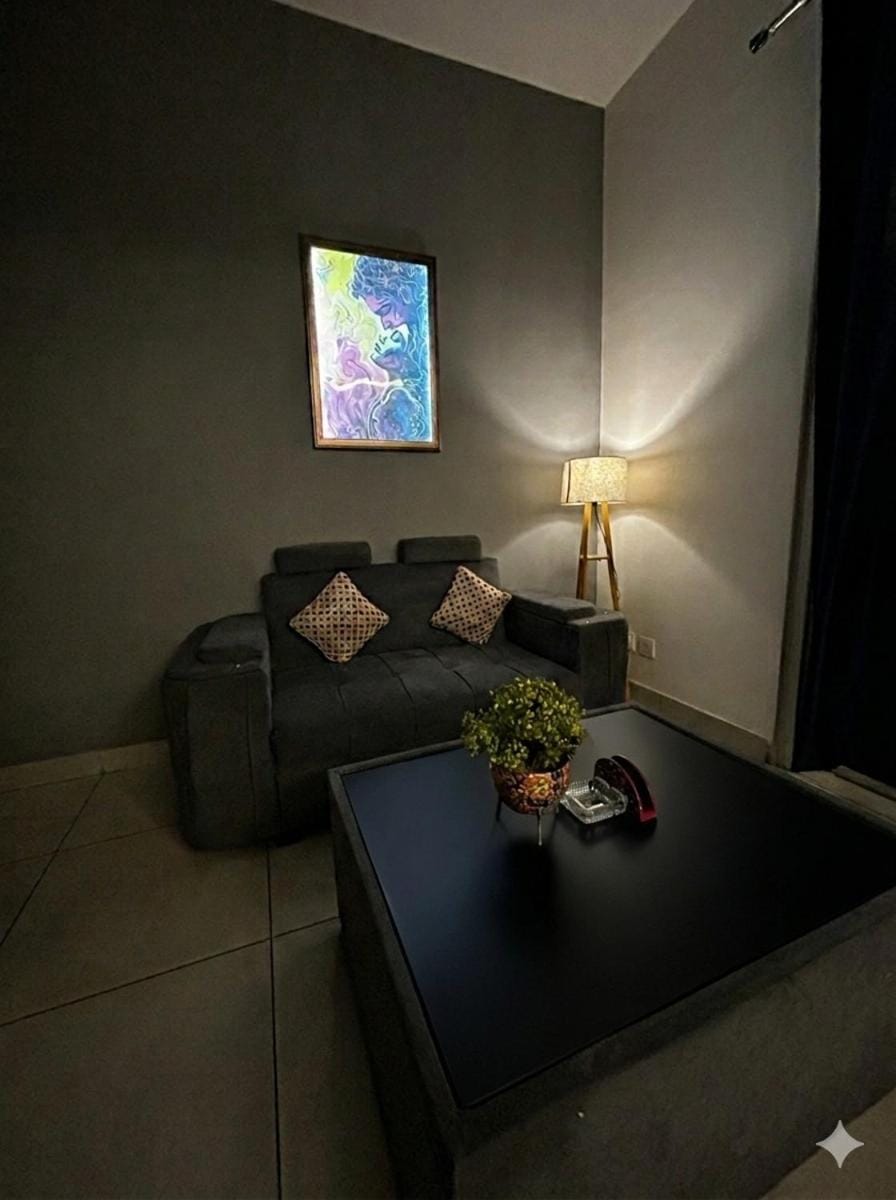 Velvet Wines Studio -Blue Smoke Apartment in Noida