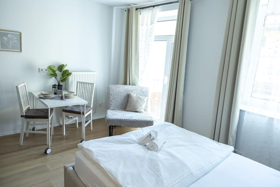 Bed, Photo of the whole room, Seating area, Dining area