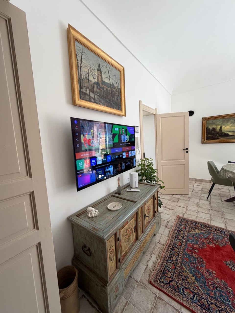 TV and multimedia, Living room, Seating area, Dining area